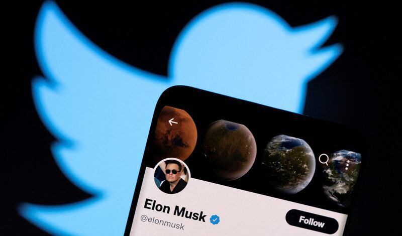 IMAGEN DE ARCHIVO. Una ilustración muestra la cuenta de Twitter de Elon Musk por delante del logo de la compañía. Abril 15, 2022. REUTERS/Dado Ruvic/Ilustración