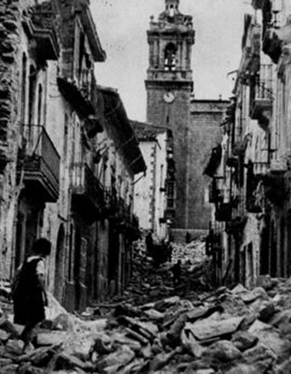 Una niña camina sobre los escombros dejados tras la estela de los Junkers que bombardearon poblados que no participaban de la guerra civil española
