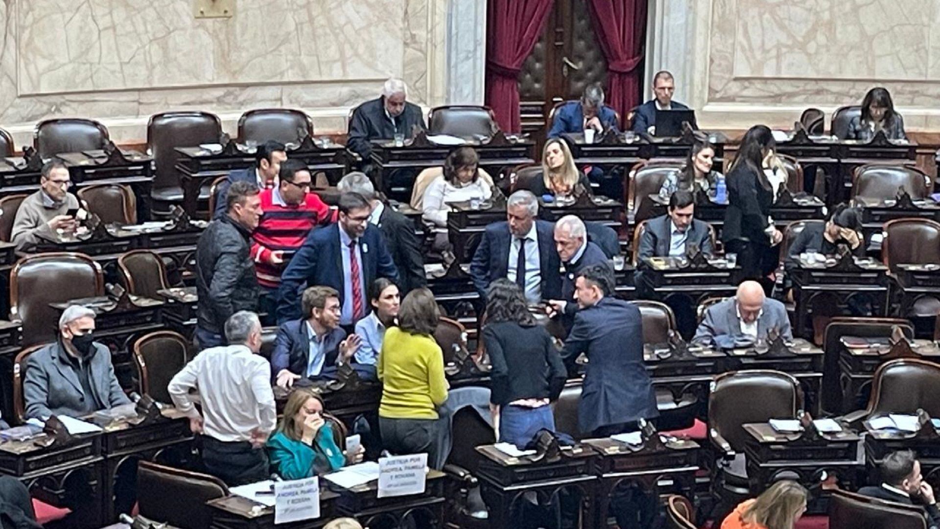 Negociaciones en pleno recinto de la Cámara de Diputados