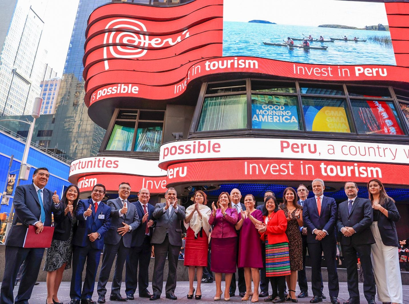 Fotografía de Dina Boluarte posando en el Times Square junto a su comitiva. Una sonrisa de un millón de soles. Foto: Presidencia