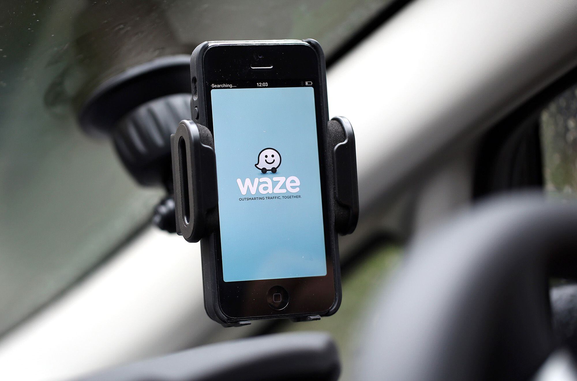 Funciones poco conocidas de Waze van desde asistencia en carretera en tiempo real, hasta recomendaciones de rutas seguras y la promoción de negocios locales. (Chris Ratcliffe, Bloomberg)