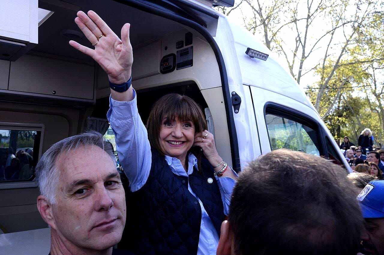 Patricia Bullrich arriba de su casa rodante de campaña, junto a Leandro Ugartemendia, candidato a intendente de JxC en Morón