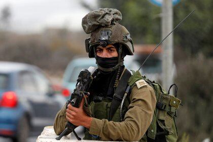 Un soldado israelí hace guardia cerca de la ciudad palestina de Nablus, el 4 de noviembre de 2020. REUTERS / Mohamad Torokman