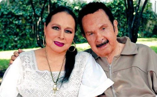 Así fue la relación de Julio Iglesias y Flor Silvestre, la estrella de la  música mexicana y mamá de Pepe Aguilar - Infobae