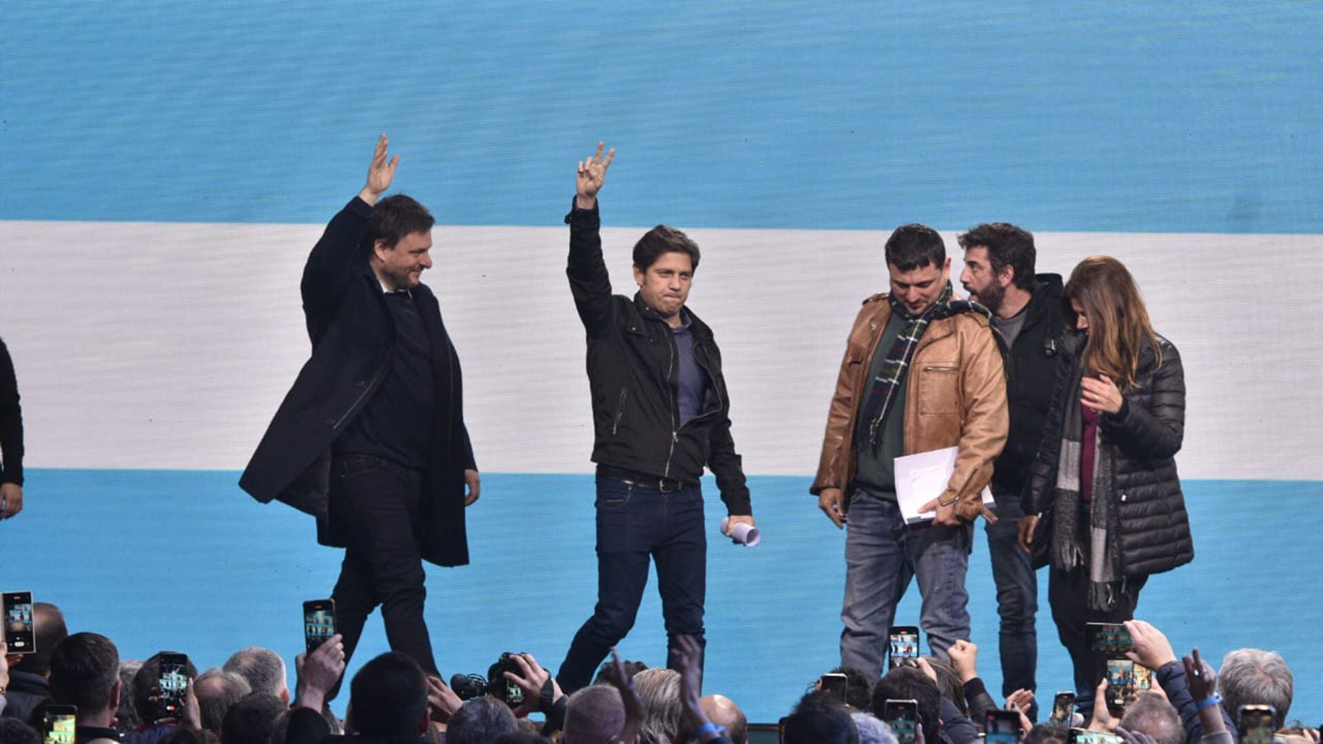 Leandro Santoro y Axel Kicillof se retiran del escenario con sus brazos derechos en alto, conformes con la elección realizada. El diputado salió segundo en la carrera por la Jefatura de Gobierno porteña y el gobernador primero en la Provincia (Adrian Escandar)