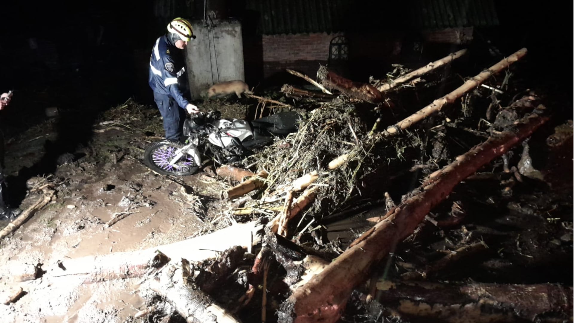 Dos lesionados, varios vehículos atrapados y un gran trancón dejó una avenida torrencial en la vía Zipaquirá-Pacho (Cundinamarca). (Crédito: Bomberos de Cundinamarca)