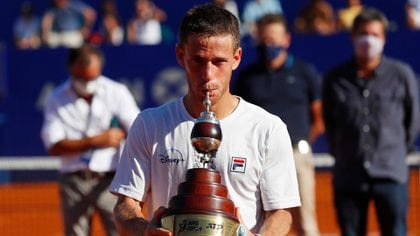 Peque Schwartzman celebra su primer ATP de Buenos Aires. No lo ganaba un argentino desde 2008 (REUTERS/Agustin Marcarian)