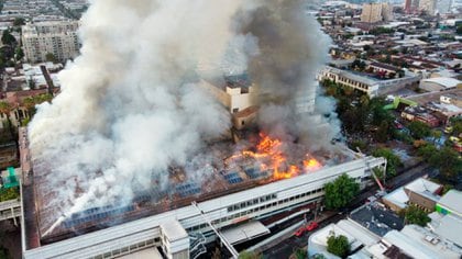 Imagen panorámica del incendio (@BomberosdeChile)