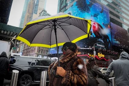 La gente camina por Times Square mientras cae la nieve durante una tormenta invernal en Nueva York, Estados Unidos, el 19 de enero de 2024.  REUTERS/Brendan McDermid