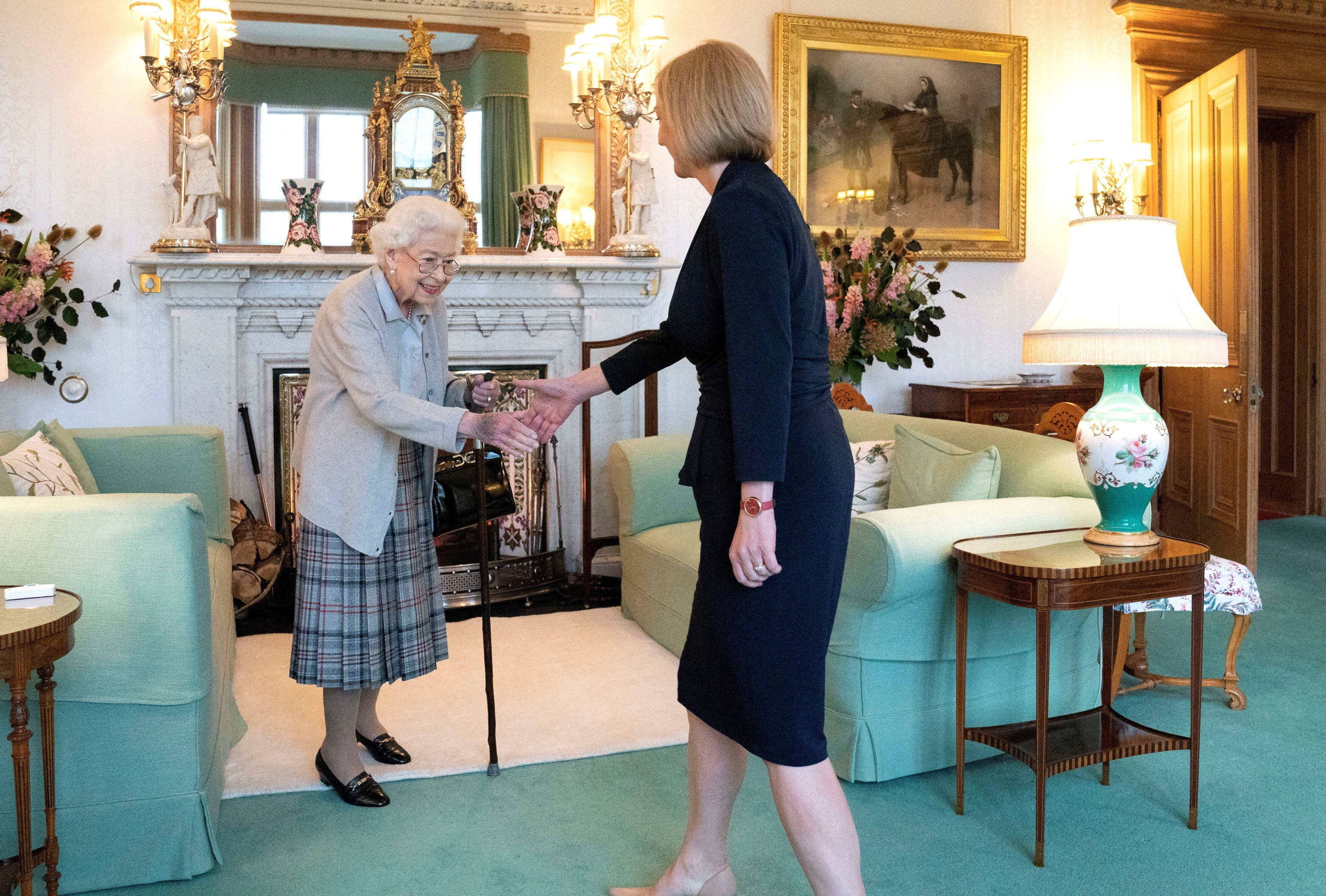 La reina Elizabeth dio la bienvenida a Liz Truss. FOTO: Jane Barlow/Pool via REUTERS     TPX IMAGES OF THE DAY