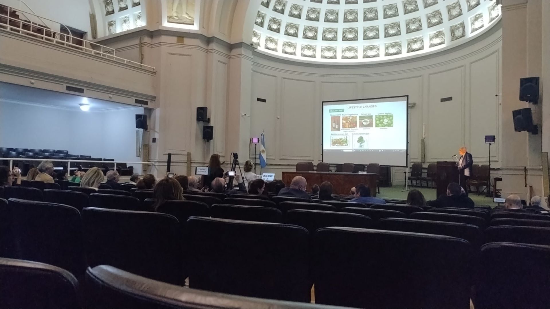 Durante la ceremonia en la Academia Nacional de Medicina, Peter Barnes ofreció una conferencia centrada en el envejecimiento pulmonar, destacando cómo la función de los pulmones disminuye con el tiempo y cómo las investigaciones sobre la EPOC han revelado un envejecimiento acelerado en los pacientes afectados