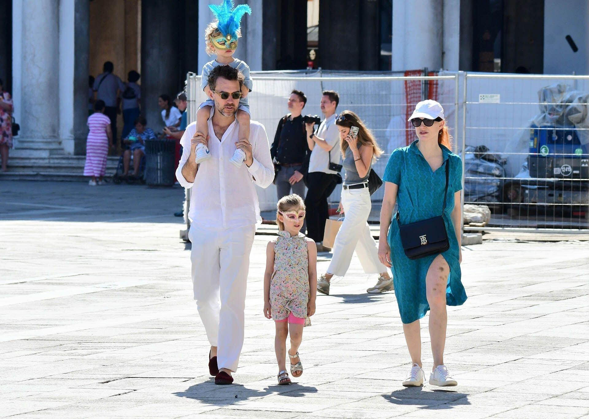 Jessica Chastain disfrutó de un paseo familiar con su marido, Gian Luca Passi de Preposulo, y sus hijos, en Venecia. Lució un vestido turquesa y una gorra con la que se protegió del sol, mientras que él optó por un look total white