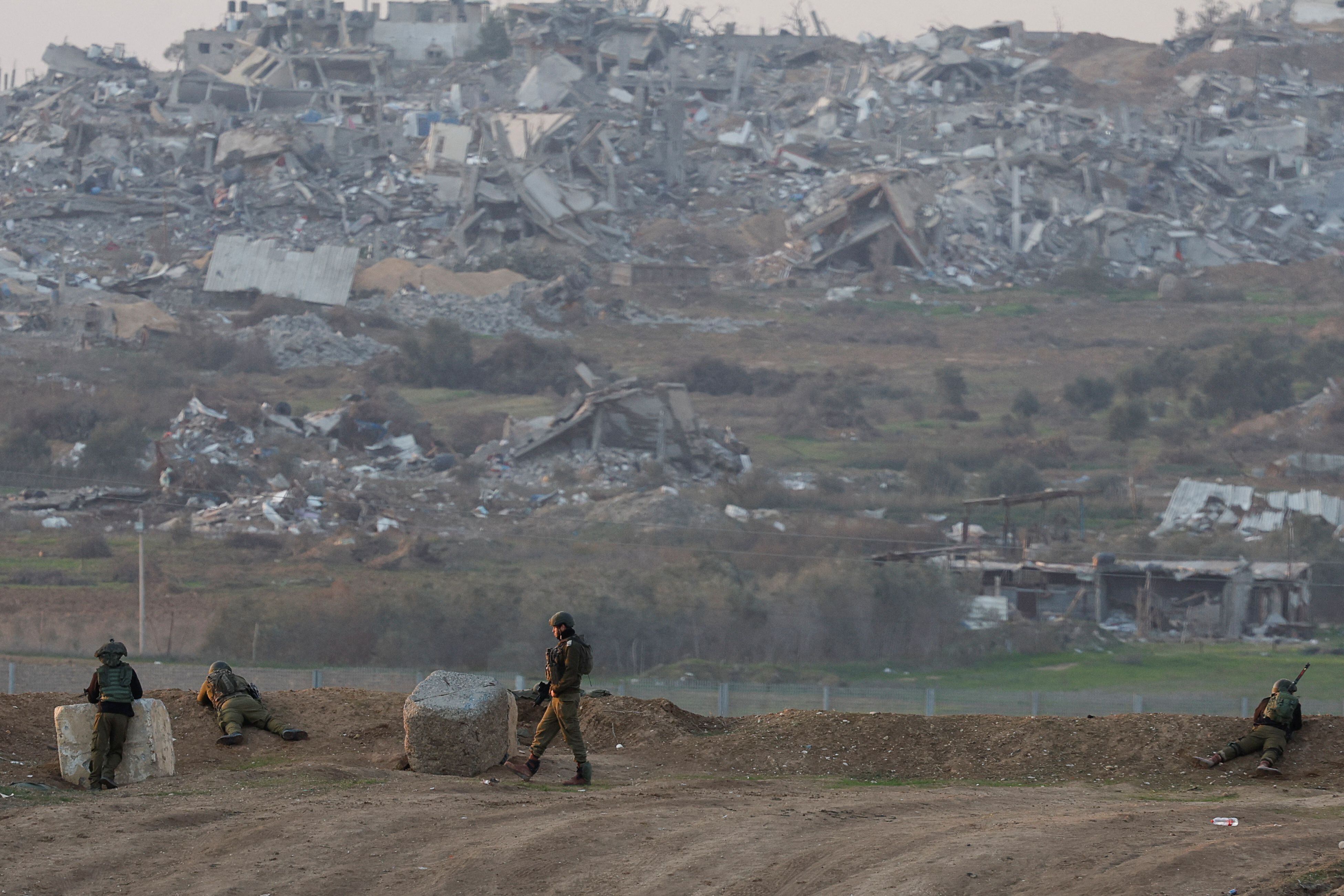 Soldados israelíes toman posición cerca de la frontera entre Israel y Gaza este 3 de enero de 2024 (REUTERS/Amir Cohen)