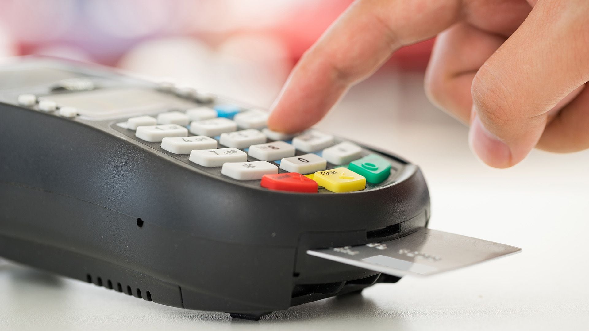En Uruguay, conviene pagar con tarjeta de débito (Shutterstock)