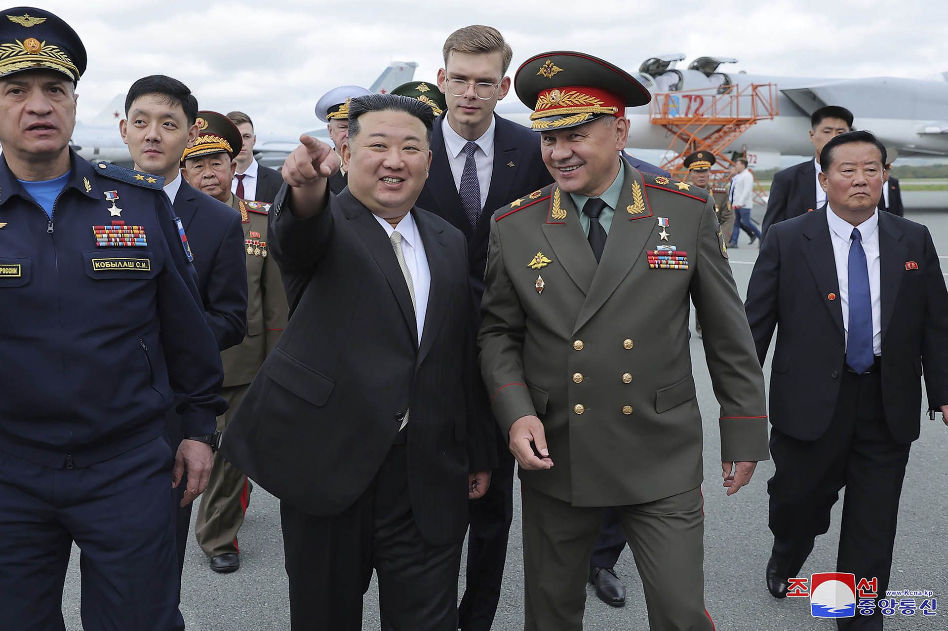 Kim y Shoigu en una visita a un aeropuerto para ver aviones militares cerca de la ciudad portuaria de Vladivostok (KCNA/AP)