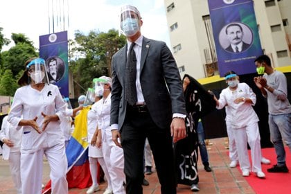 Juan Guaidó participó en un acto en homenaje a los trabajadores de la salud en Caracas (REUTERS / Manaure Quintero)