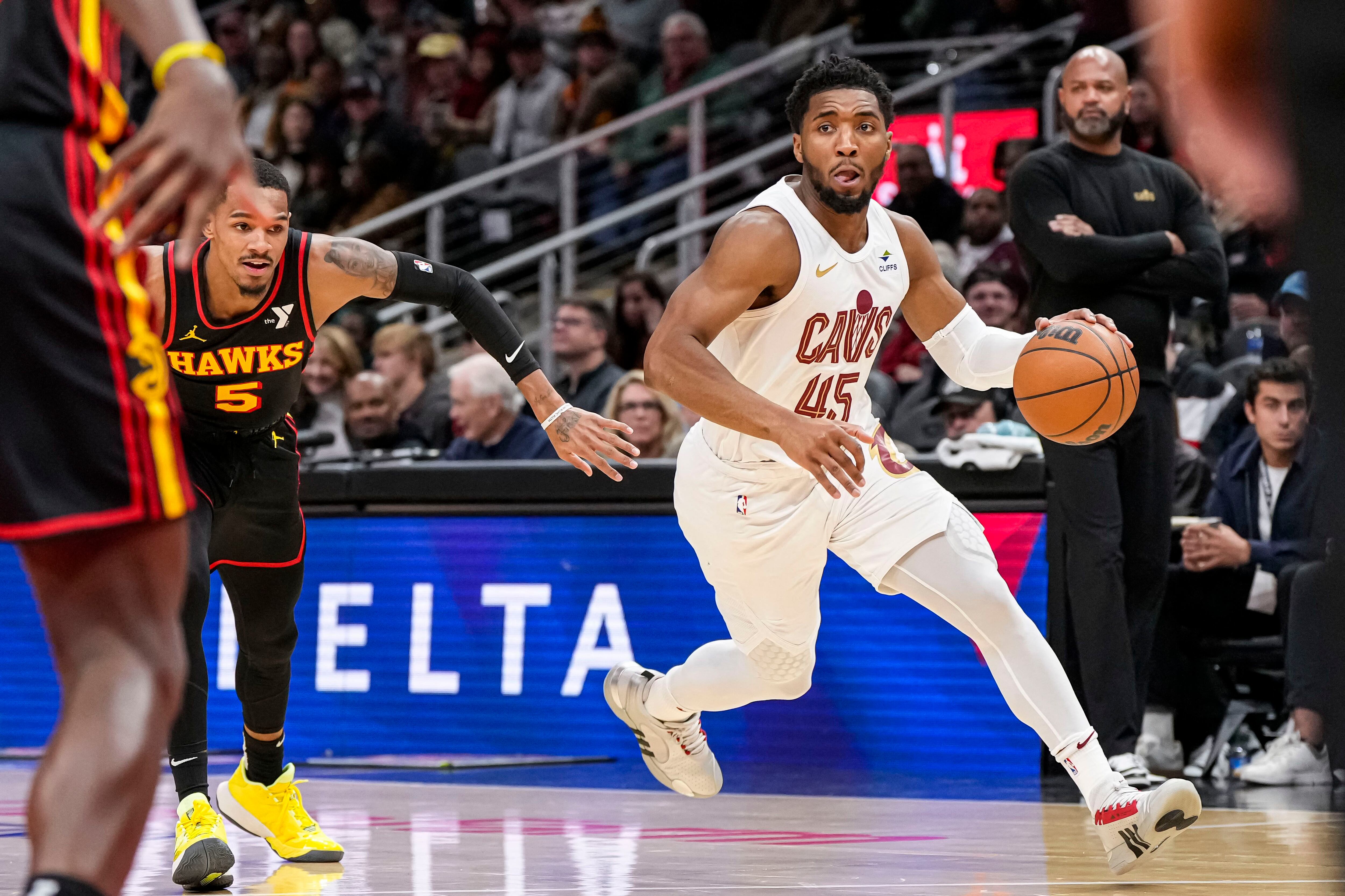 Donovan Mitchell conduce el balón (Dale Zanine-USA TODAY Sports)