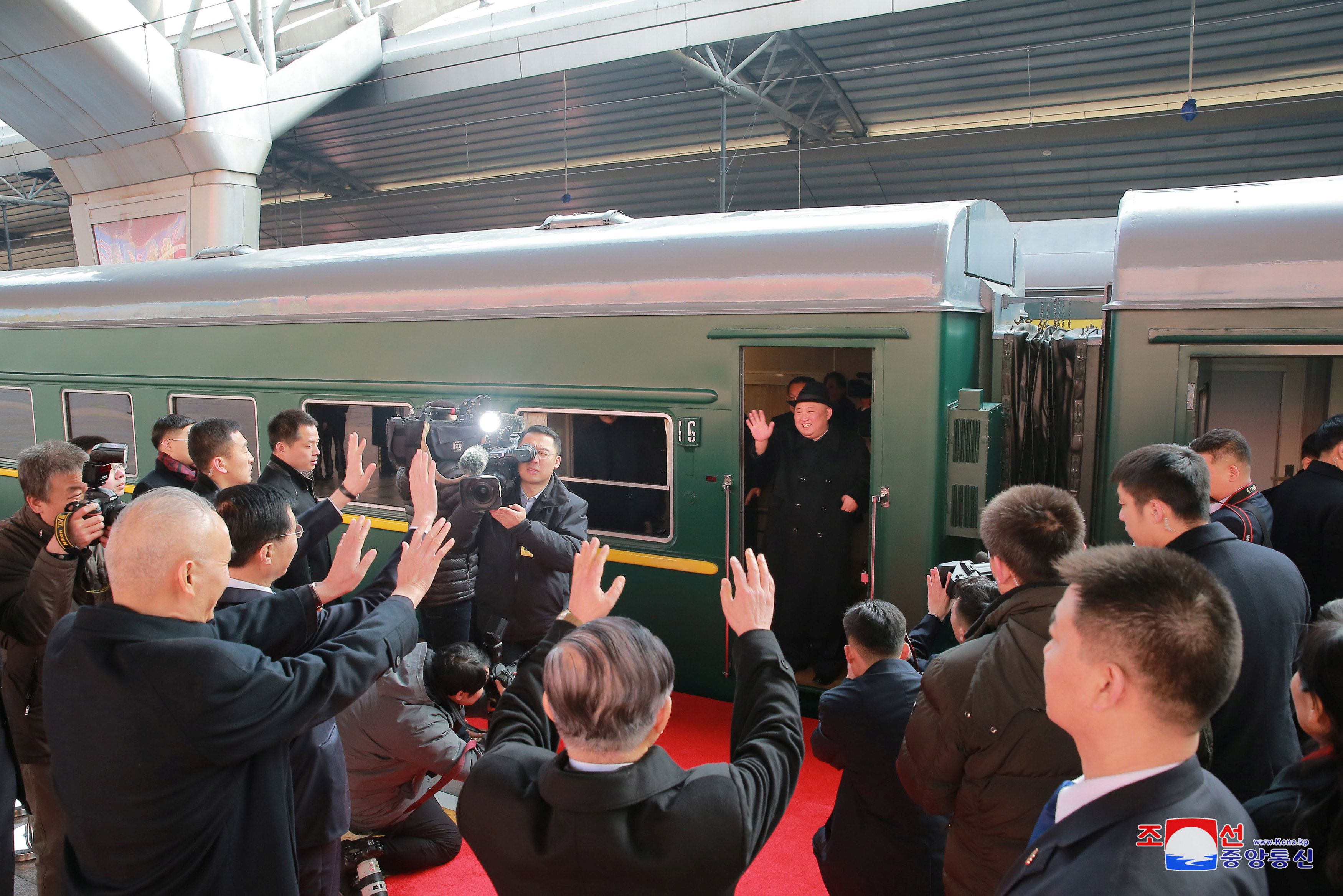 Kim Jong-un saluda desde un tren en Beijing (KCNA/Reuters)