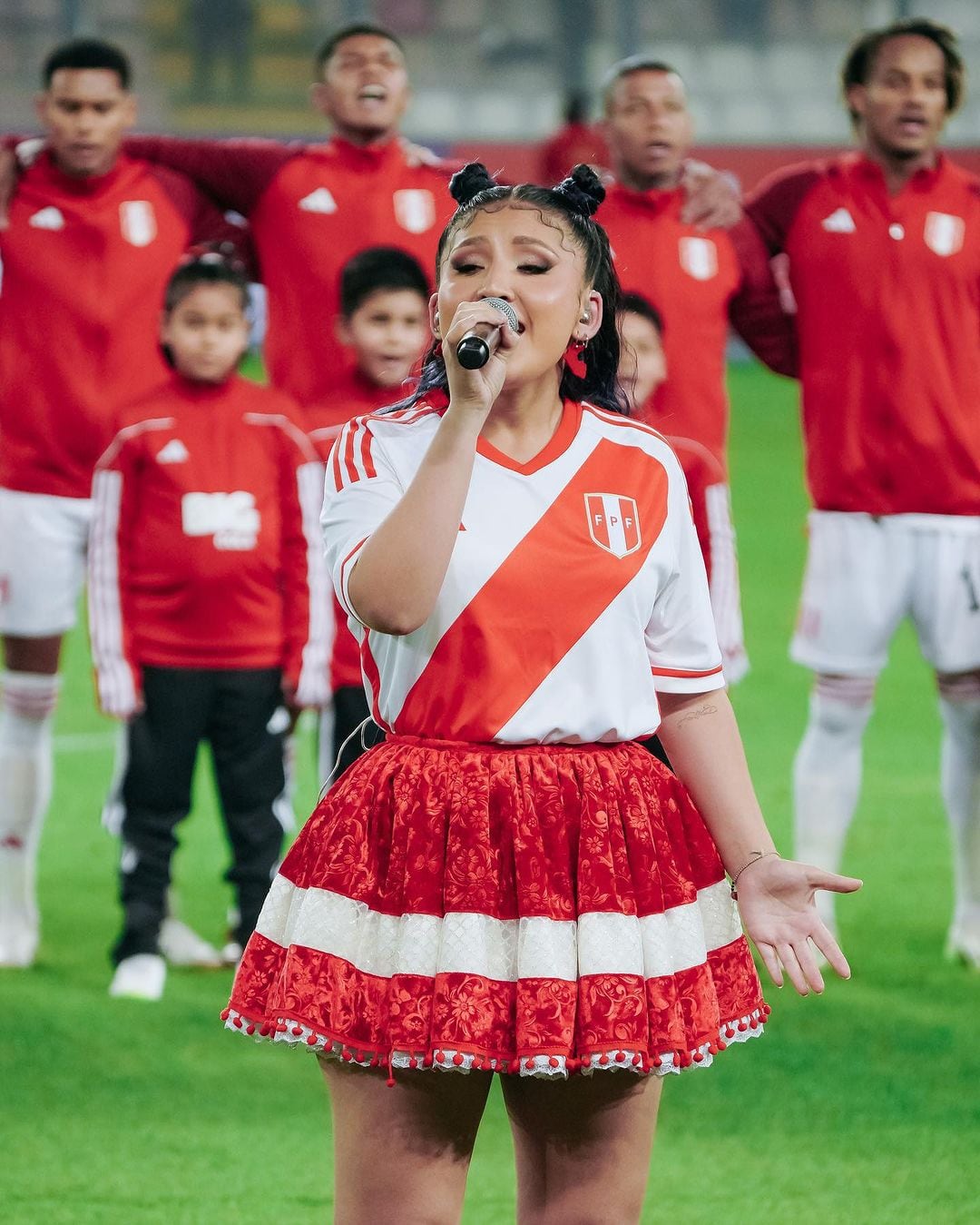 Milena Warthon cantando el Himno Nacional en el Estadio Nacional, antes del partido Perú vs Brasil. Instagram/@
milenawarthon