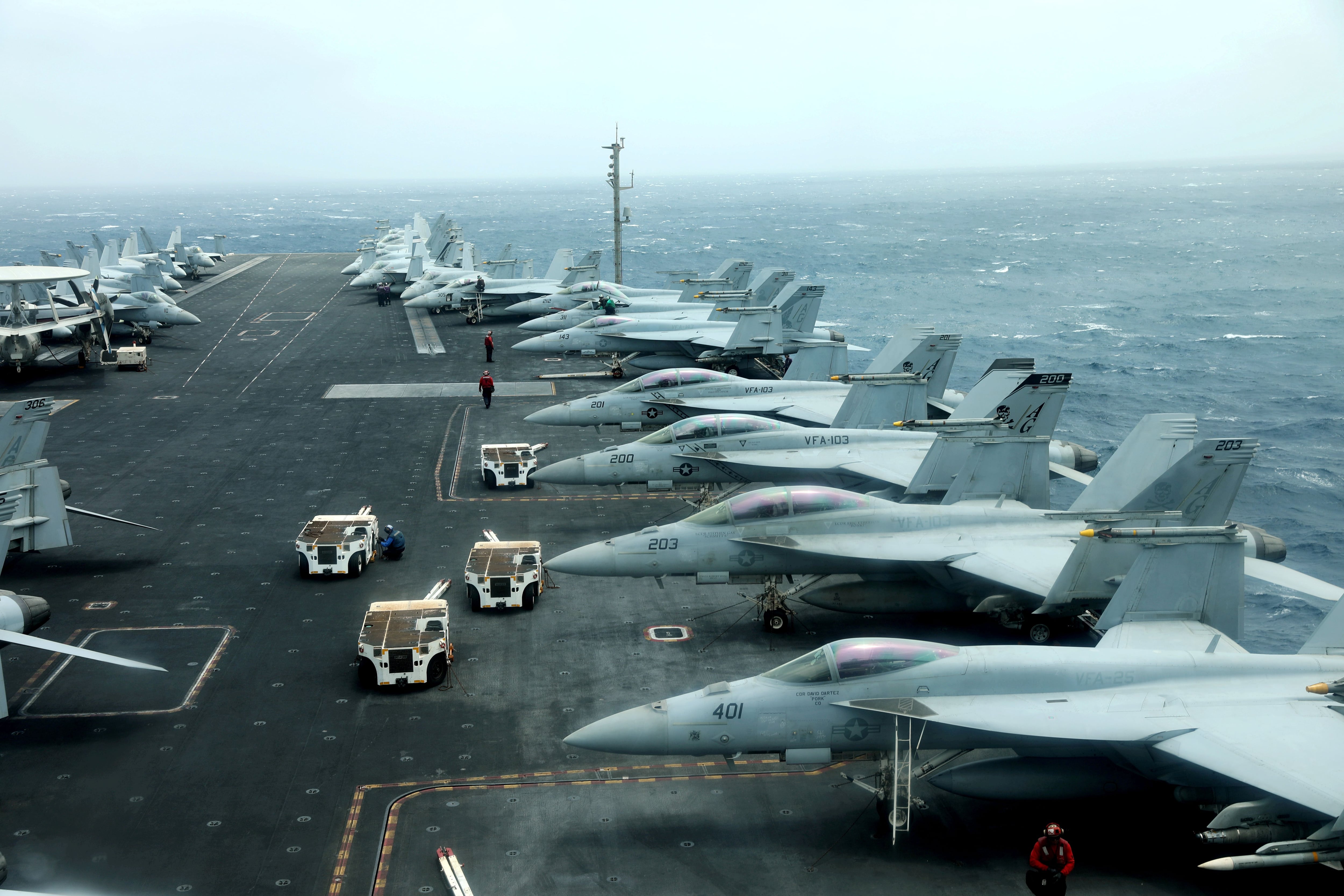 Aviones F/A-18F en la cubierta del USS Abraham Lincoln en el Golfo de Omán, cerca del Estrecho de Ormuz (REUTERS/Ahmed Jadallah)