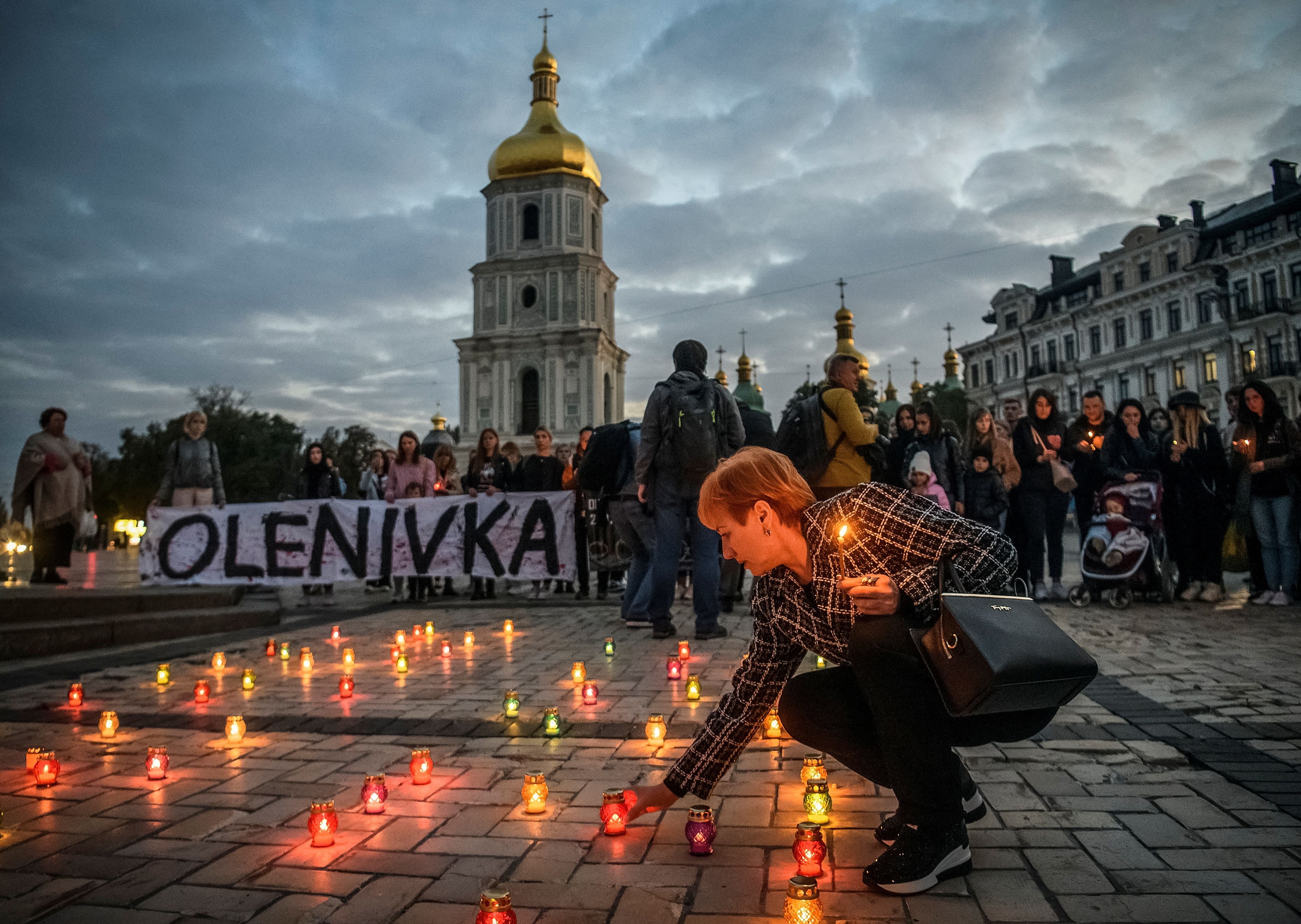 La gente participa en una manifestación exigiendo reconocer a Rusia como un estado patrocinador del terrorismo   (REUTERS/Vladyslav Musiienko)