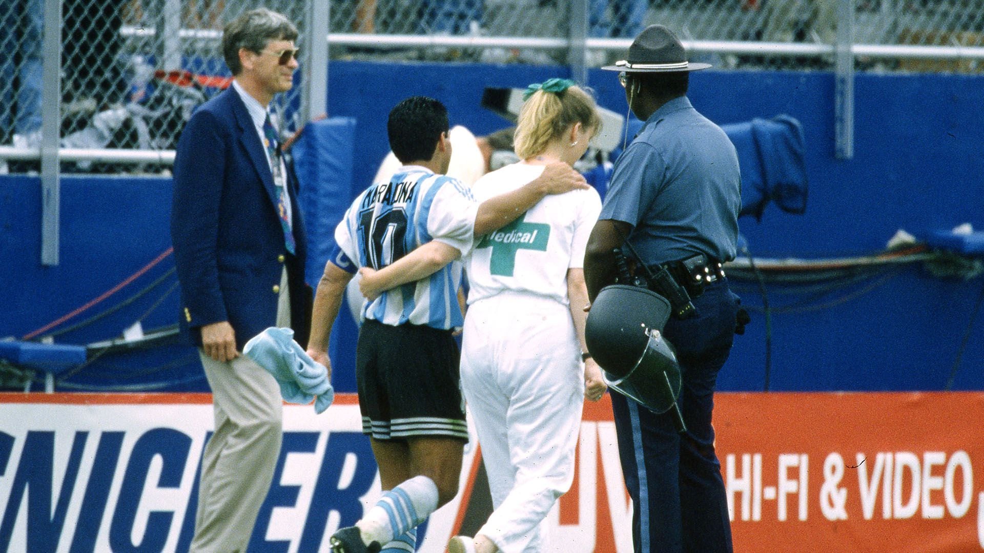 Diego saliendo de la cancha previo al testeo antidoping (Grosby)