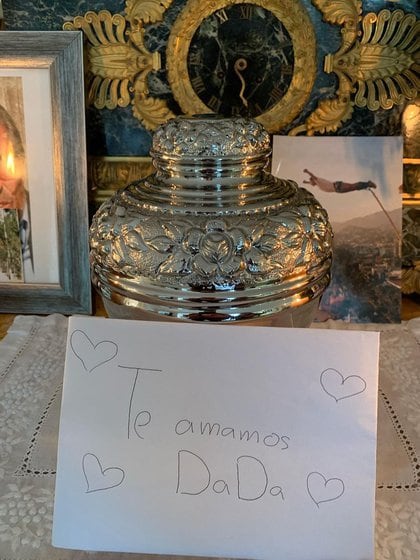 El altar donde fue incinerado está decorado con flores y fotos familiares (Foto: Instagram sergiomayerb)