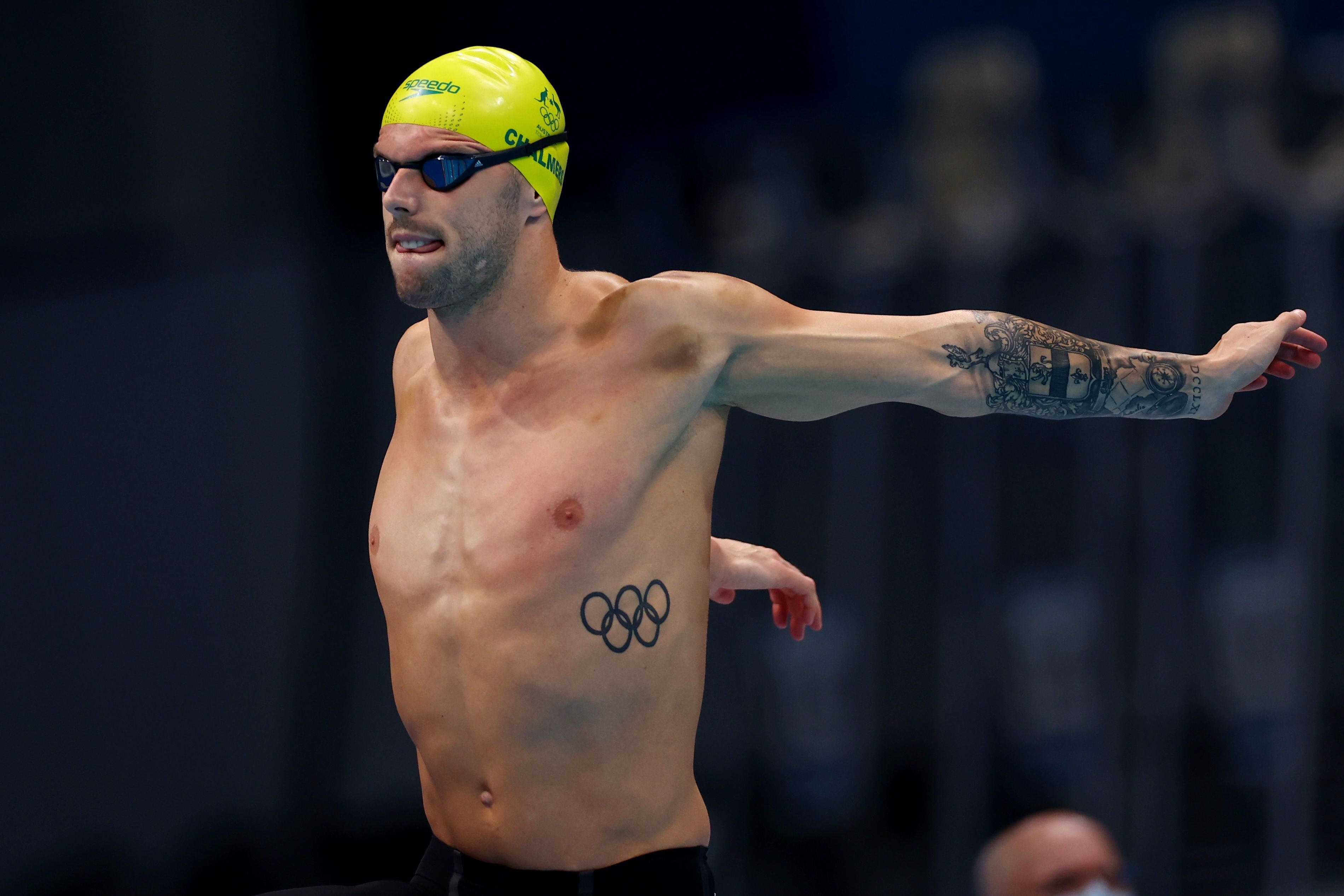 Kyle Chalmers de Australia, en las eliminatorias de los 100 metros libres, luce su tatuaje de los aros olímpicos.