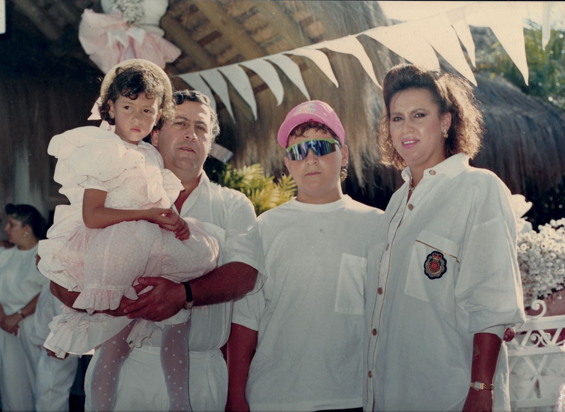 Pablo Escobar Gaviria junto a sus dos hijos y su esposa