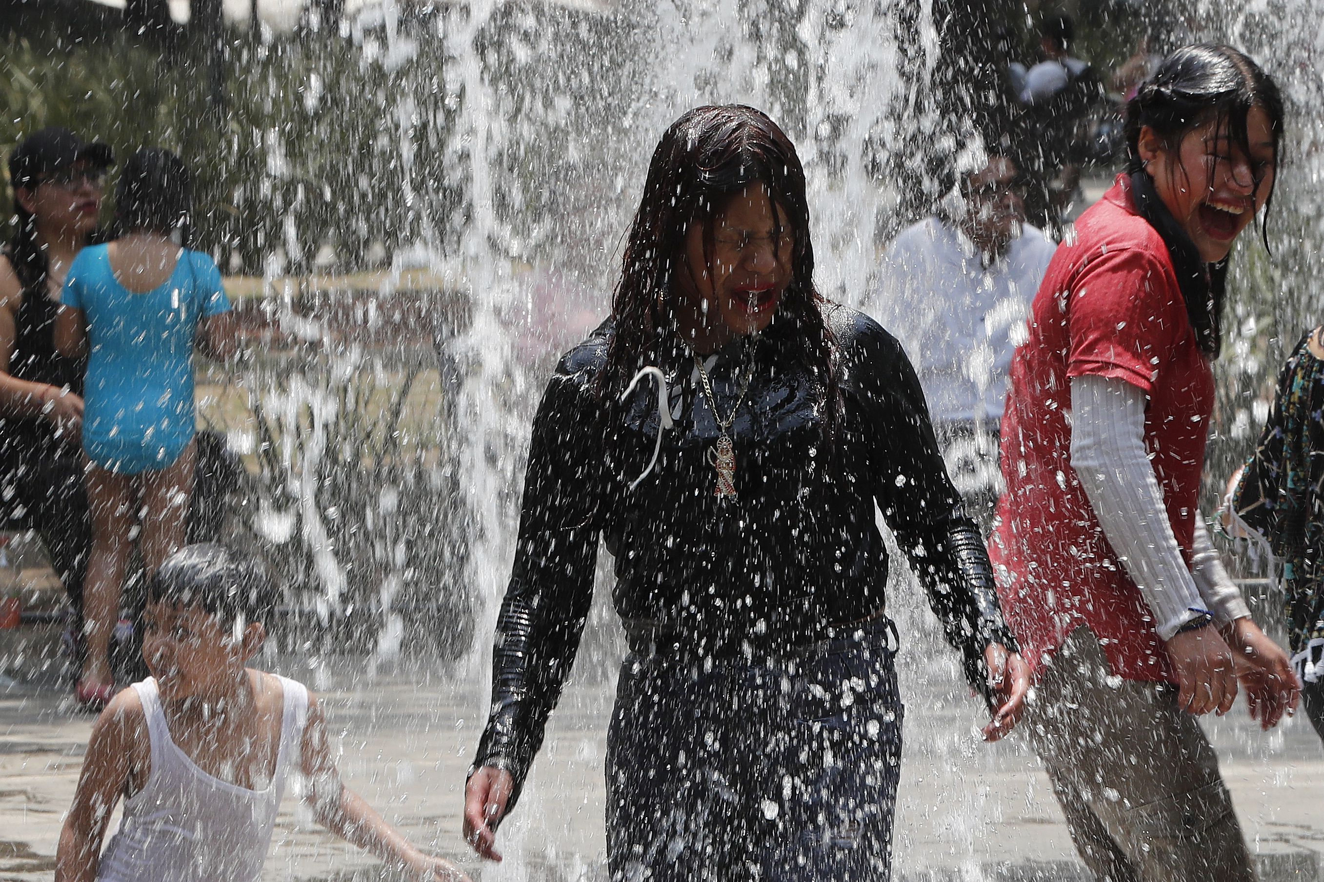 El intenso calor en México está disminuyendo como resultado de las lluvias, pero se espera que 14 estados alcancen temperaturas superiores a 40 grados.