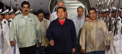 Hugo Chávez (m) arribando de un viaje a Cuba en compañía de Nicolás Maduro (i) Elías Jaua (d) y en la parte posterior se logra apreciar a Rafael Ramírez 