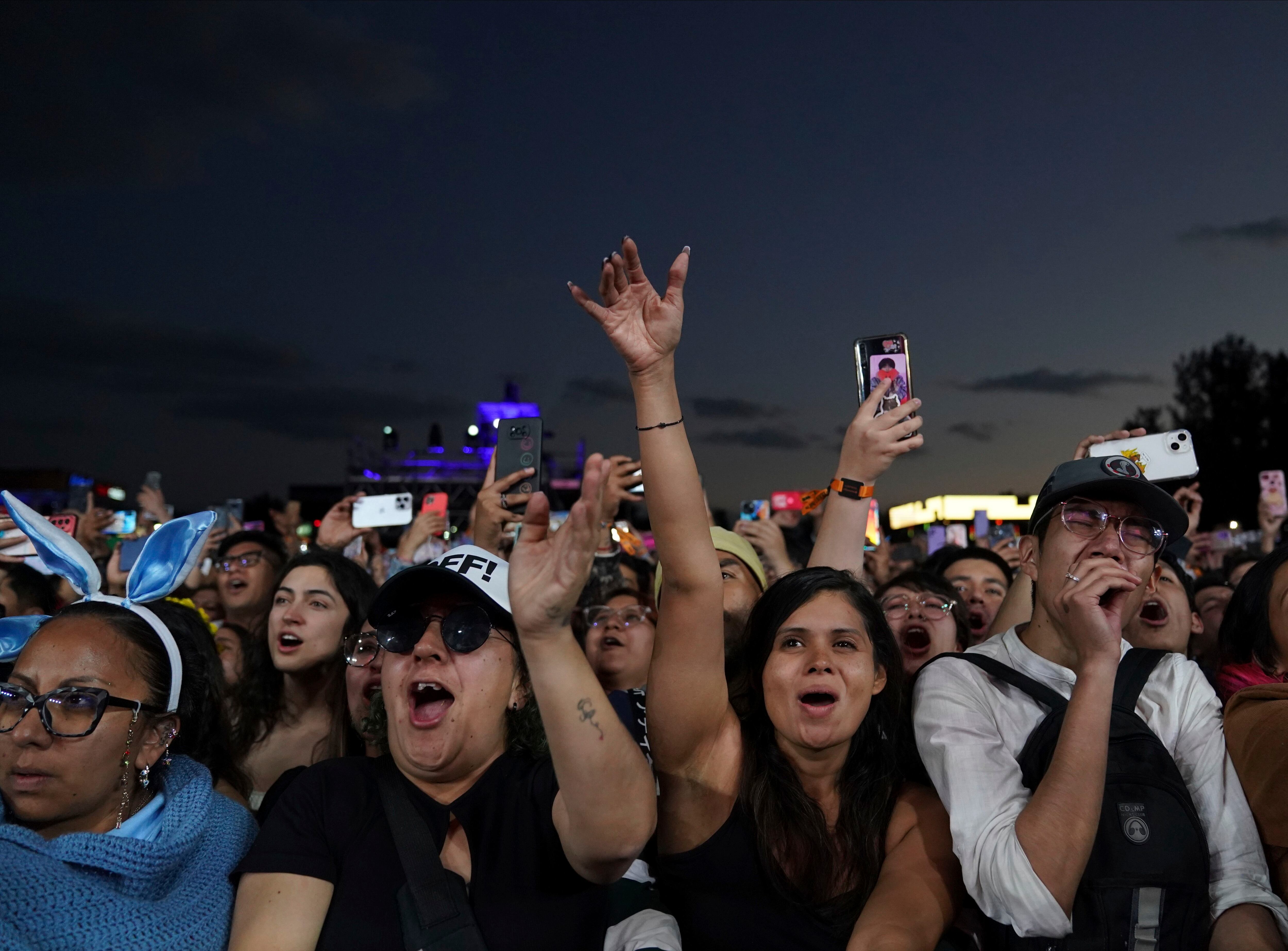 Fans corean con la cantautora mexicana Carla Morrison durante su presentación en el festival Vive Latino en la Ciudad de México el sábado 18 de marzo de 2023. (Foto AP/Fernando Llano)