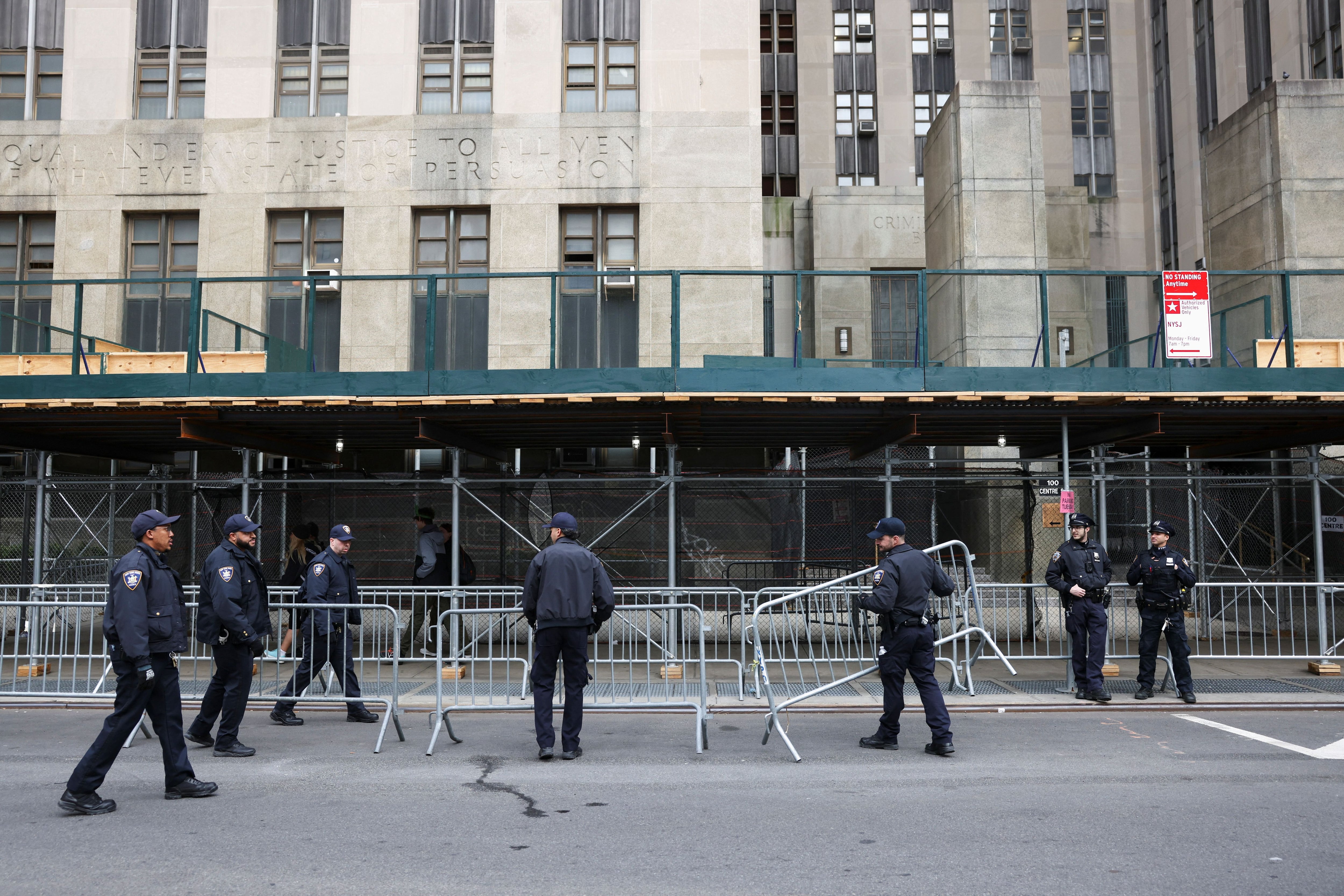 Se estableció un operativo de segruidad en Manhattan a propósito de la presencia del ex mandatario en los tribunales. (REUTERS/Caitlin Ochs)