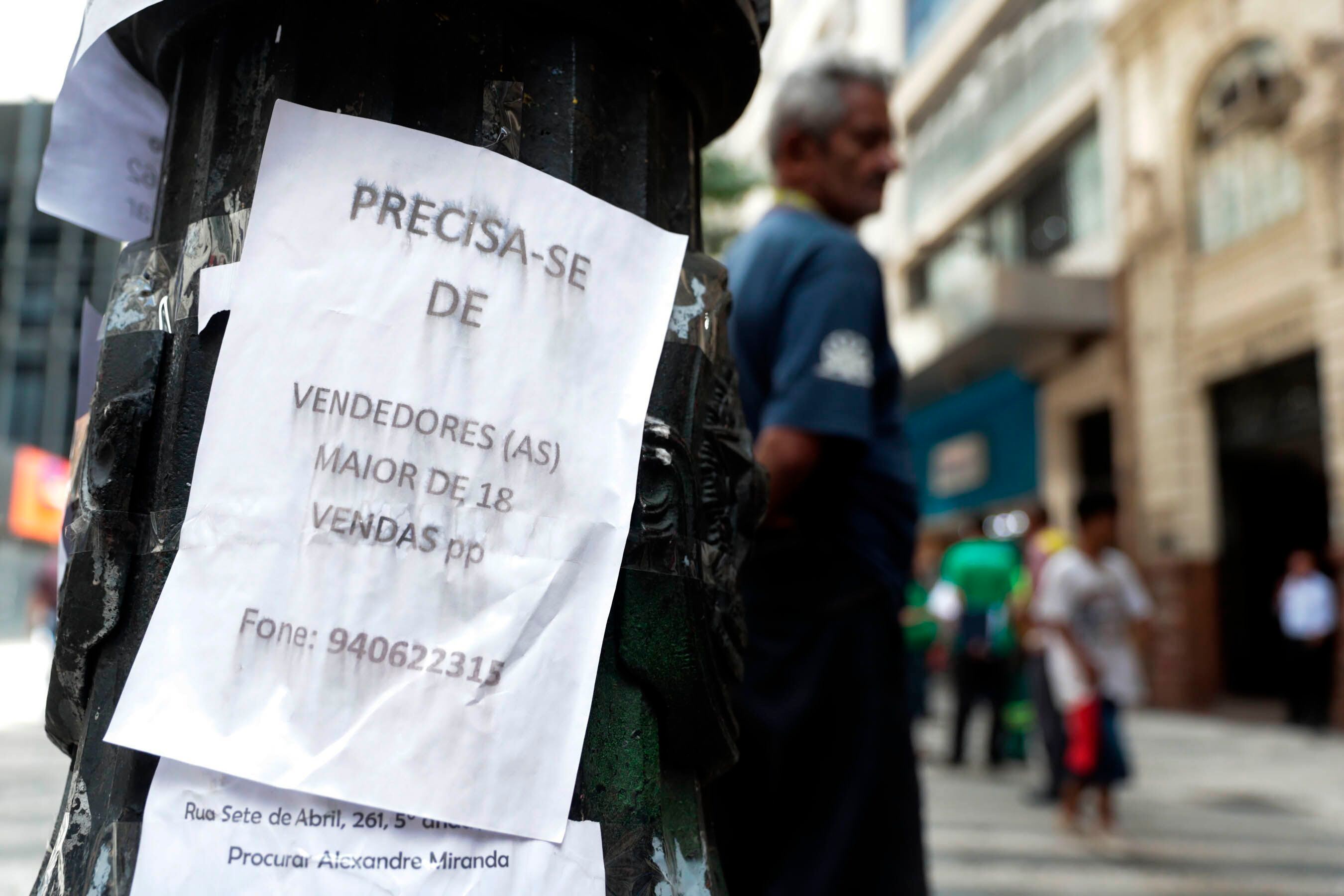 Vista de varios carteles que muestran ofertas de empleo en el centro de San Pablo (EFE/Fernando Bizerra Jr./Archivo)