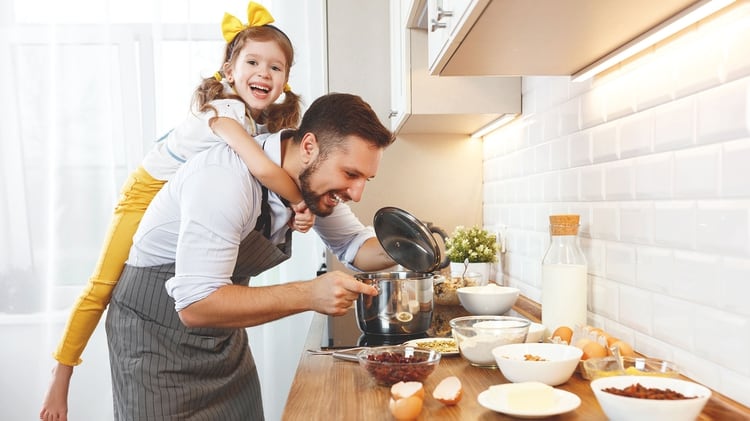 Preparar la comida y hacerse cargo de los hijos mayores, si los hay, otra gran manera de colaborar (Shutterstock)
