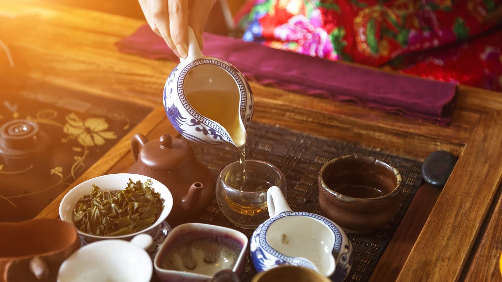 Delicada tetera y tazas de té de porcelana para la celebración del año  nuevo ia generativa del año nuevo chino