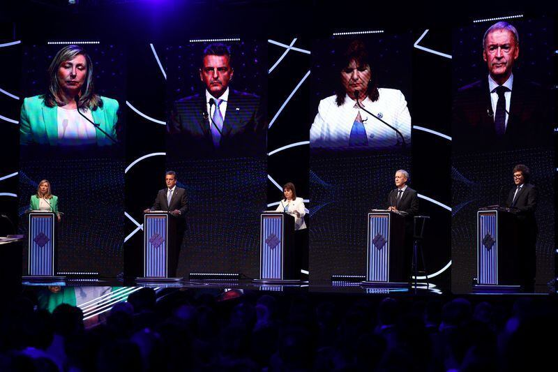 Los candidatos presidenciales argentinos Myriam Bregman, Sergio Massa, Patricia Bullrich, Juan Schiaretti y Javier Milei asisten al debate presidencial antes de las elecciones generales del 22 de octubre. Tomas Slope/Pool vía REUTERS