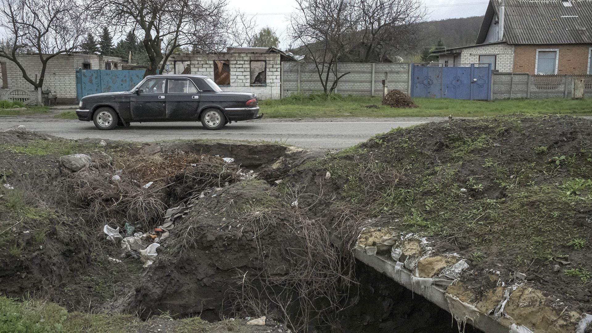 Un búnker construido en la carretera principal del pequeño pueblo de Staryi Saltiv, en la región de Kharkiv (Mauricio Lima/ The New York Times)