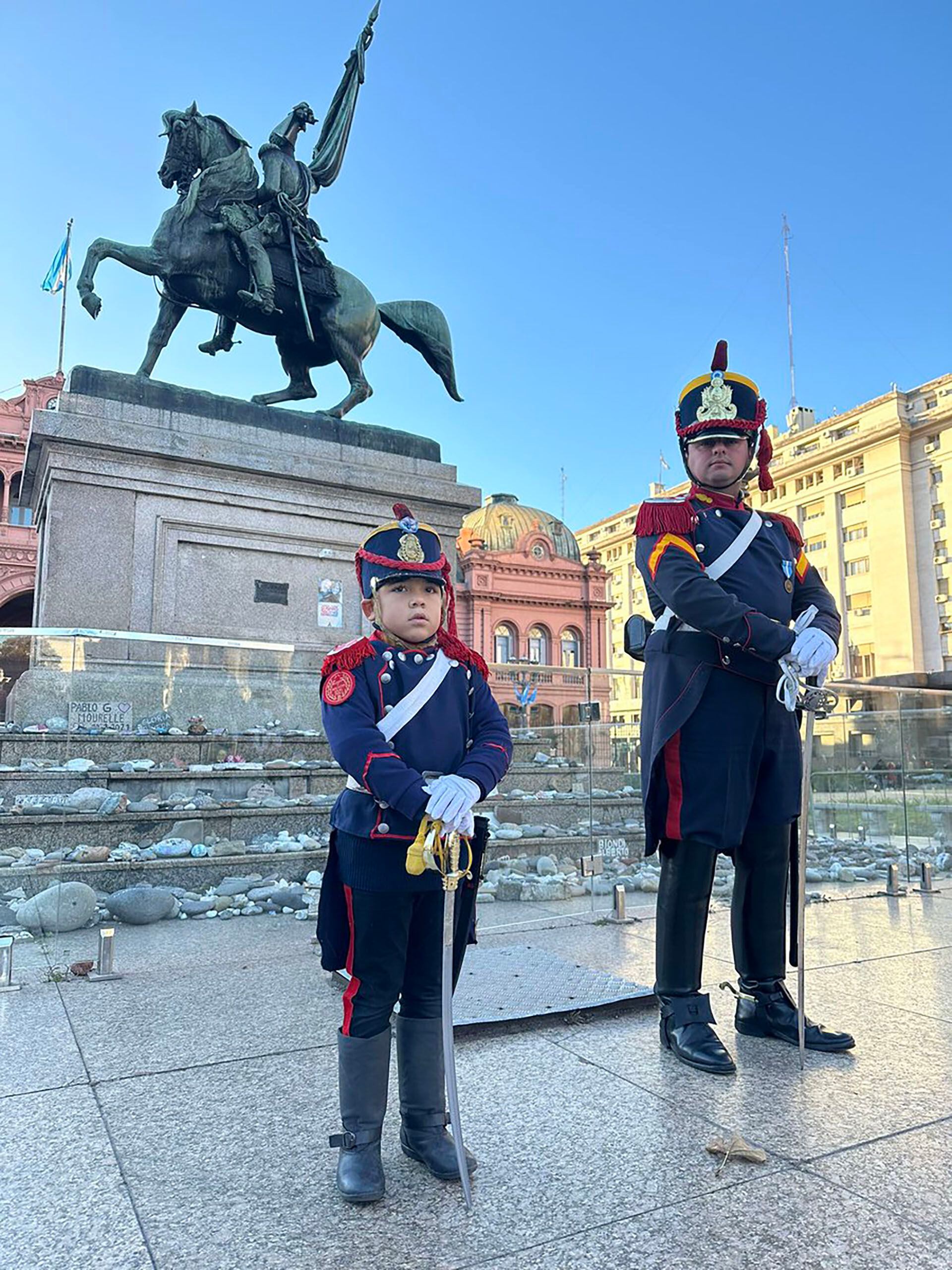 Granaderito en Plaza de Mayo