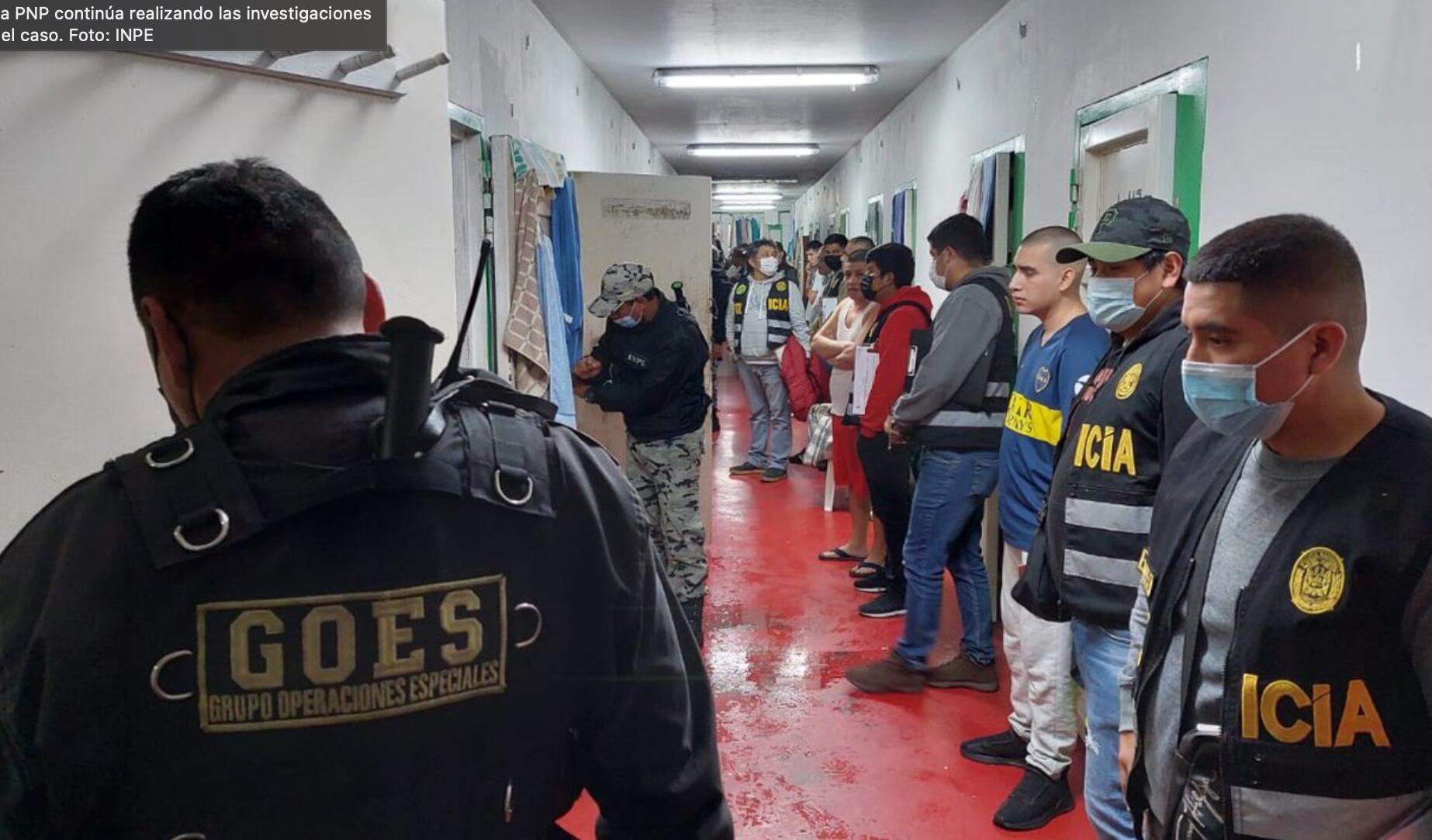 En uno de los diversos operativos de la Policía peruana, se incautaron 52 celulares que servían a algunos presos para extorsionar desde el penal de Ancón I. (INPE)