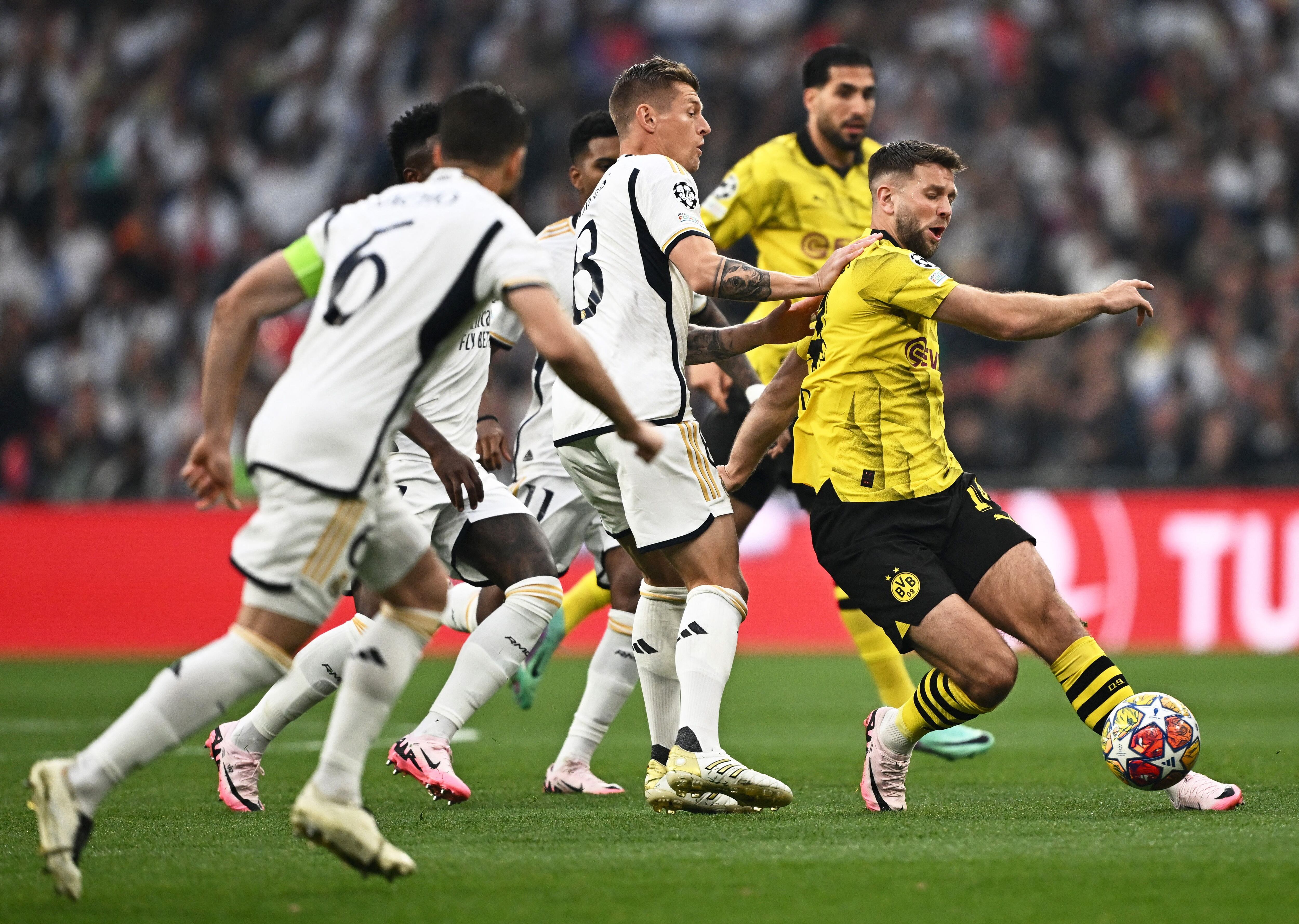 Niclas Fullkrug, delantero del Borussia Dortmund en acción ante la marca de Toni Kroos (REUTERS/Dylan Martinez)