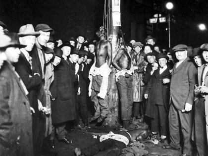 Las leyes sobre esclavitud cimentaron el racismo en el ADN del país: imagen de un linchamiento rn Duluth, Minnesota, en 1920 (Wikipedia)