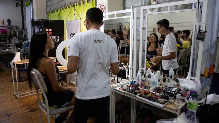 Maquillaje y peinado, el backstage de Ará Yeví antes de salir al corsódromo en Gualeguaychú (Lihue Althabe)