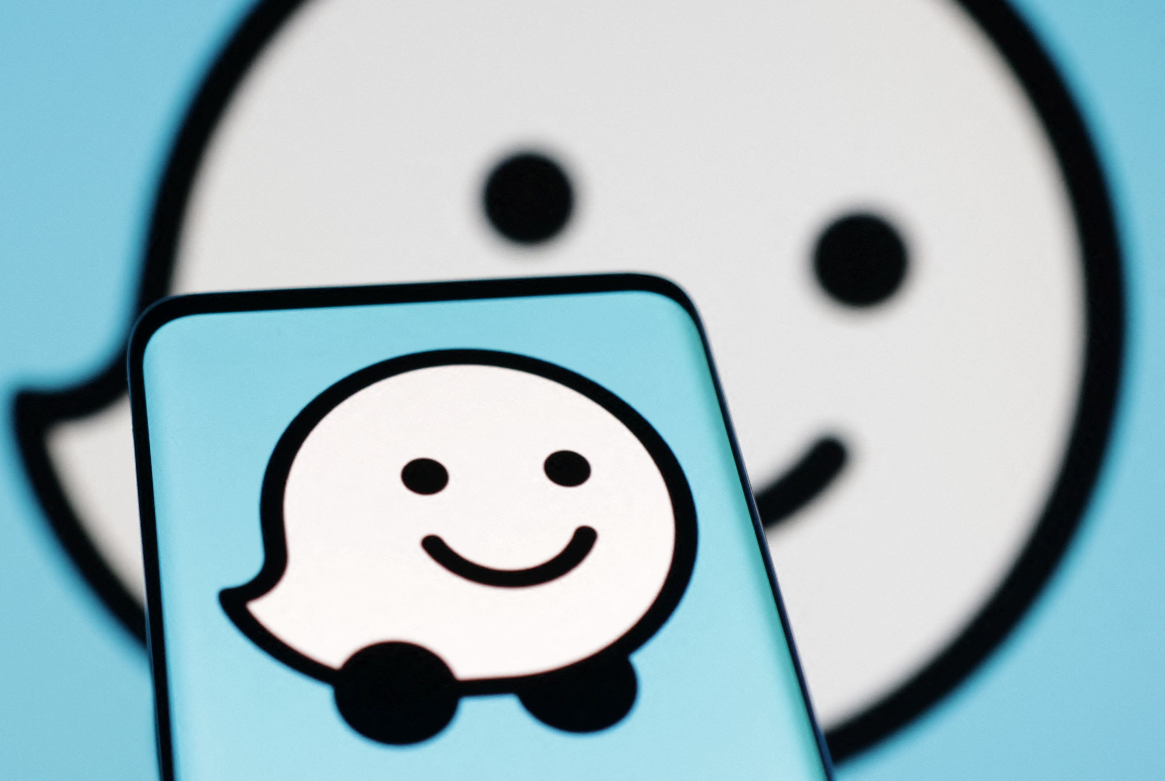 Waze funciona gracias a las actualizaciones que realiza la comunidad. REUTERS/Dado Ruvic/Illustration