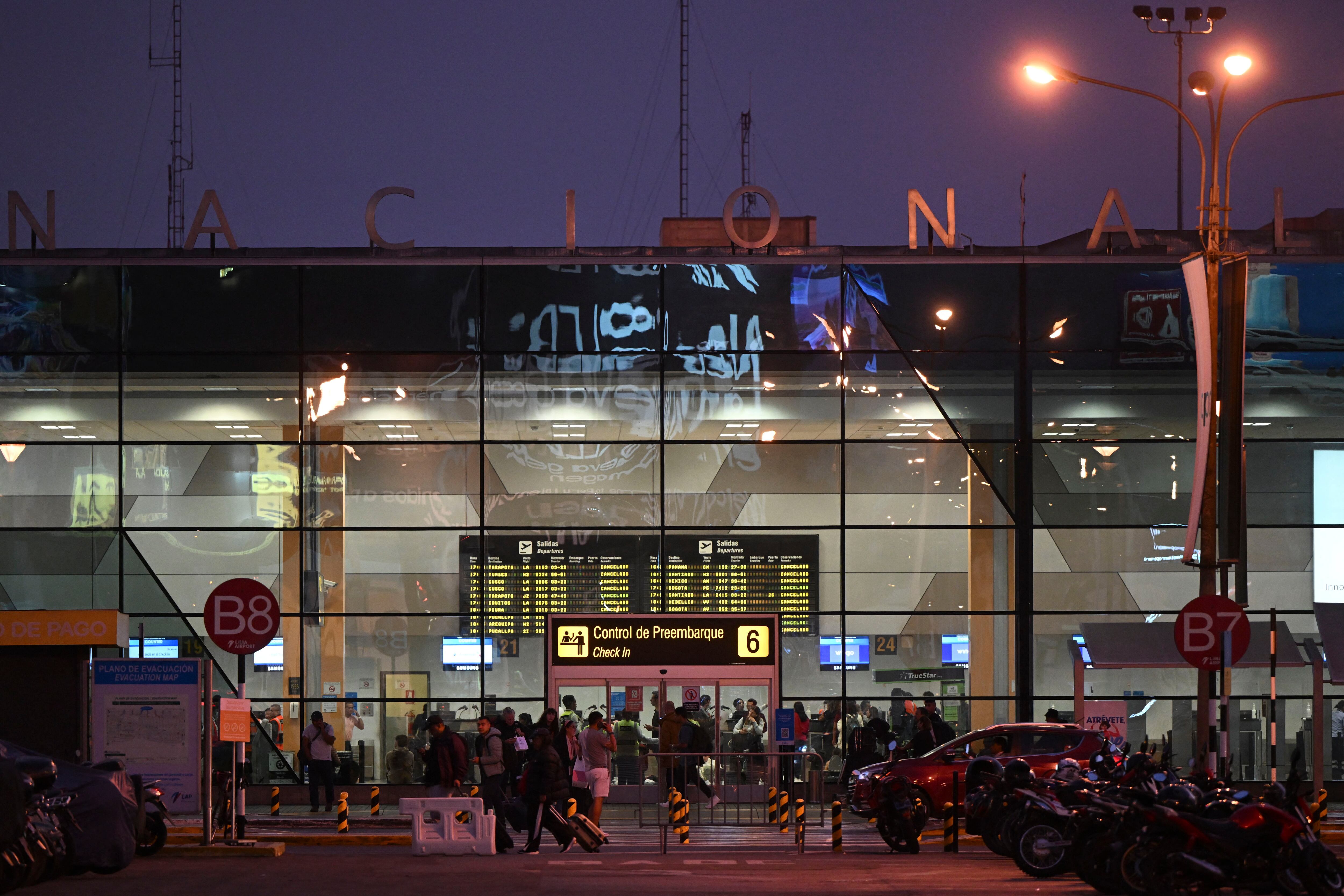 Cientos de personas quedaron varadas en el aeropuerto Internacional Jorge Chávez (AFP)