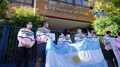 Padres, alumnos y docentes realizaron hoy abrazos simbólicos a colegios de la provincia de Buenos Aires pidiendo el regreso a la presencialidad