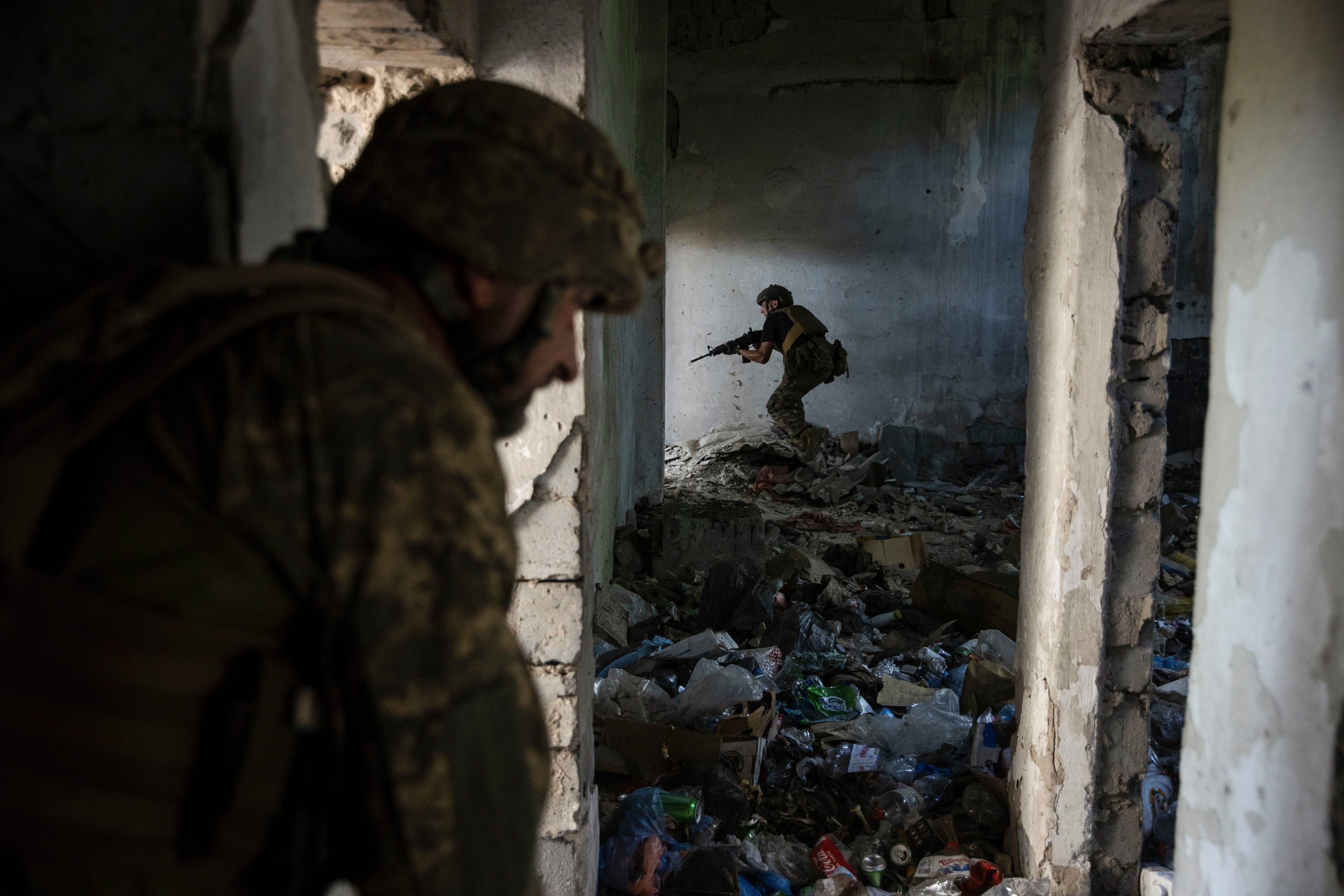 Marines ucranianos practican el combate casa por casa durante unos ejercicios de entrenamiento en la región de Vuhledar, Ucrania, el 25 de agosto de 2023 (Tyler Hicks/The New York Times).