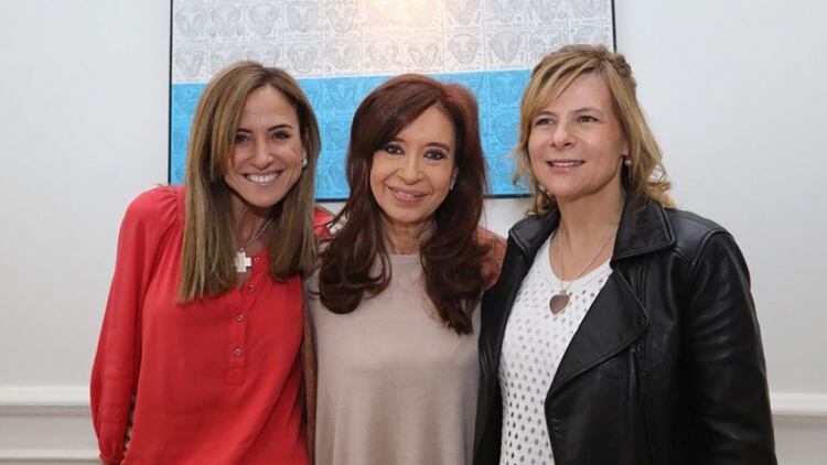 A la derecha de Cristina Kirchner, Victoria Tolosa Paz, junto a Florencia Saintout, quien derrotó a la futura funcionaria en las internas del Frente de Todos para intendente de La Plata