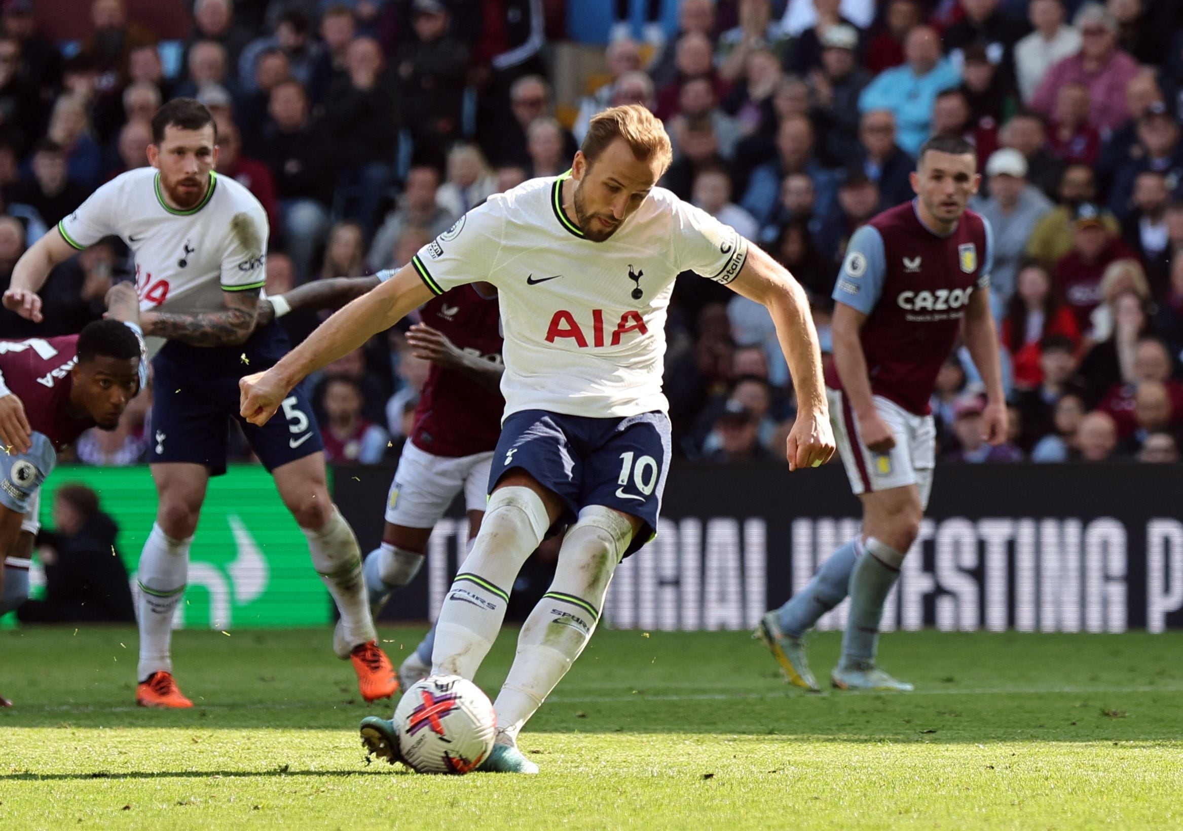 Kane lanza un penalti en el partido ante el Aston Villa (REUTERS).