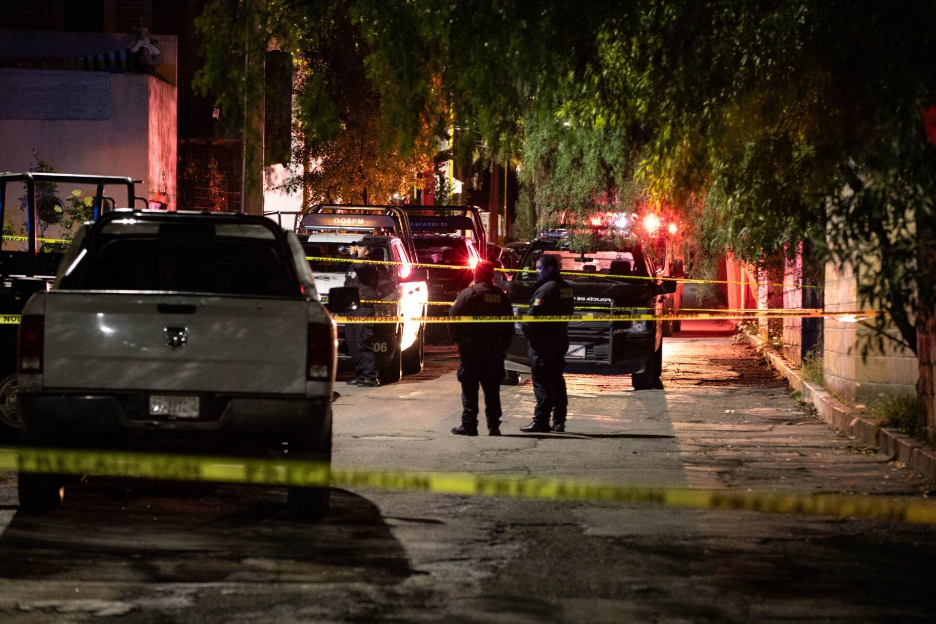 ZACATECAS, ZACATECAS, 15NOVIEMBRE2023.- Tres hombres fueron asesinados la noche de este miércoles cuando se encontraban trabajando en el interior de una panadería. Alrededor de las 21:00 hrs se reportaron fuertes detonaciones en la colonia Colinas del Padre 3era Sección, cuando los elementos de Policía de Proximidad recorrieron la zona hasta llegar a la esquina de la Av. Cerro de las Campana y Mesa Prieta; fueron localizados tres personas con heridas de arma de fuego en el interior. Minutos más tarde llegaron paramédicos de Protección Civil Estatal quienes al valorar a dos jóvenes y un adulto ya se encontraban sin vida. Al llegar al lugar, familiares pudieron confirmar que se trataba del padre y sus dos hijos, quienes trabajaban en su panadería. La escena del crimen quedó a cargo de Policía de Investigación y peritos de la Dirección General de Asuntos Periciales, mientras el ligara fue resguardado por Policía Municipales y Ejército Mexicano. 
FOTO: GENARO NATERA /CUARTOSCURO.COM